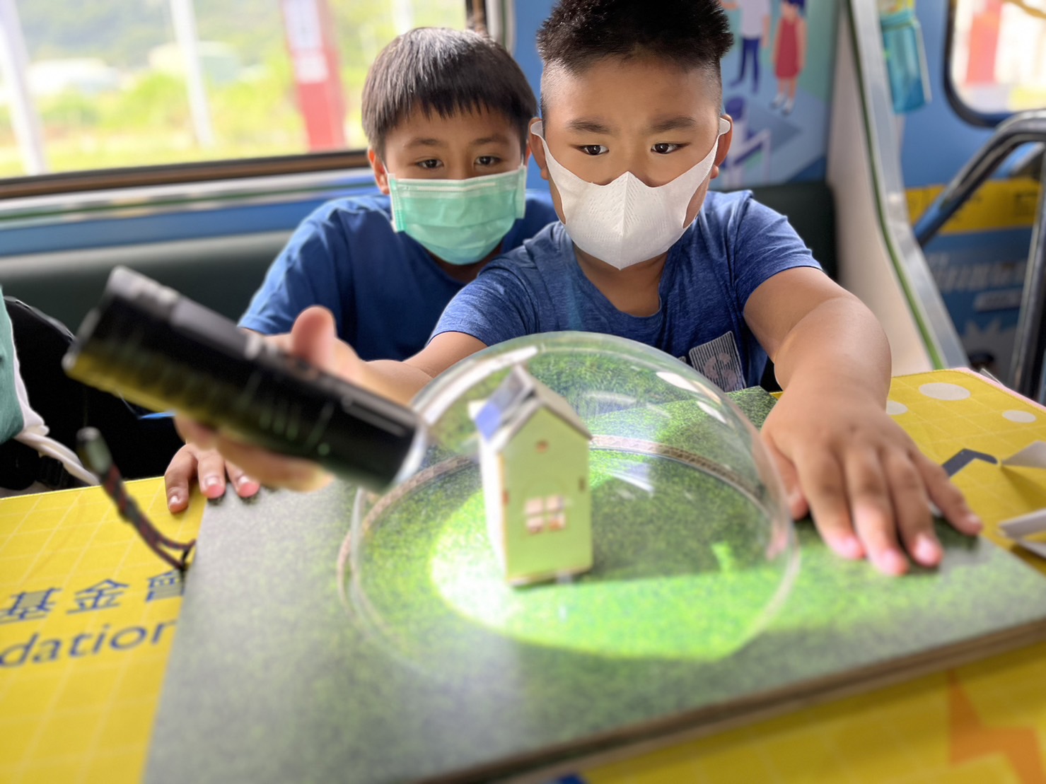 asiagame參與基礎科學主題車廂，以STEAM教學精神，設計「逐日科學家」、「太陽能工程師」以及「淨零建築師」三大能源科普課程和實驗
