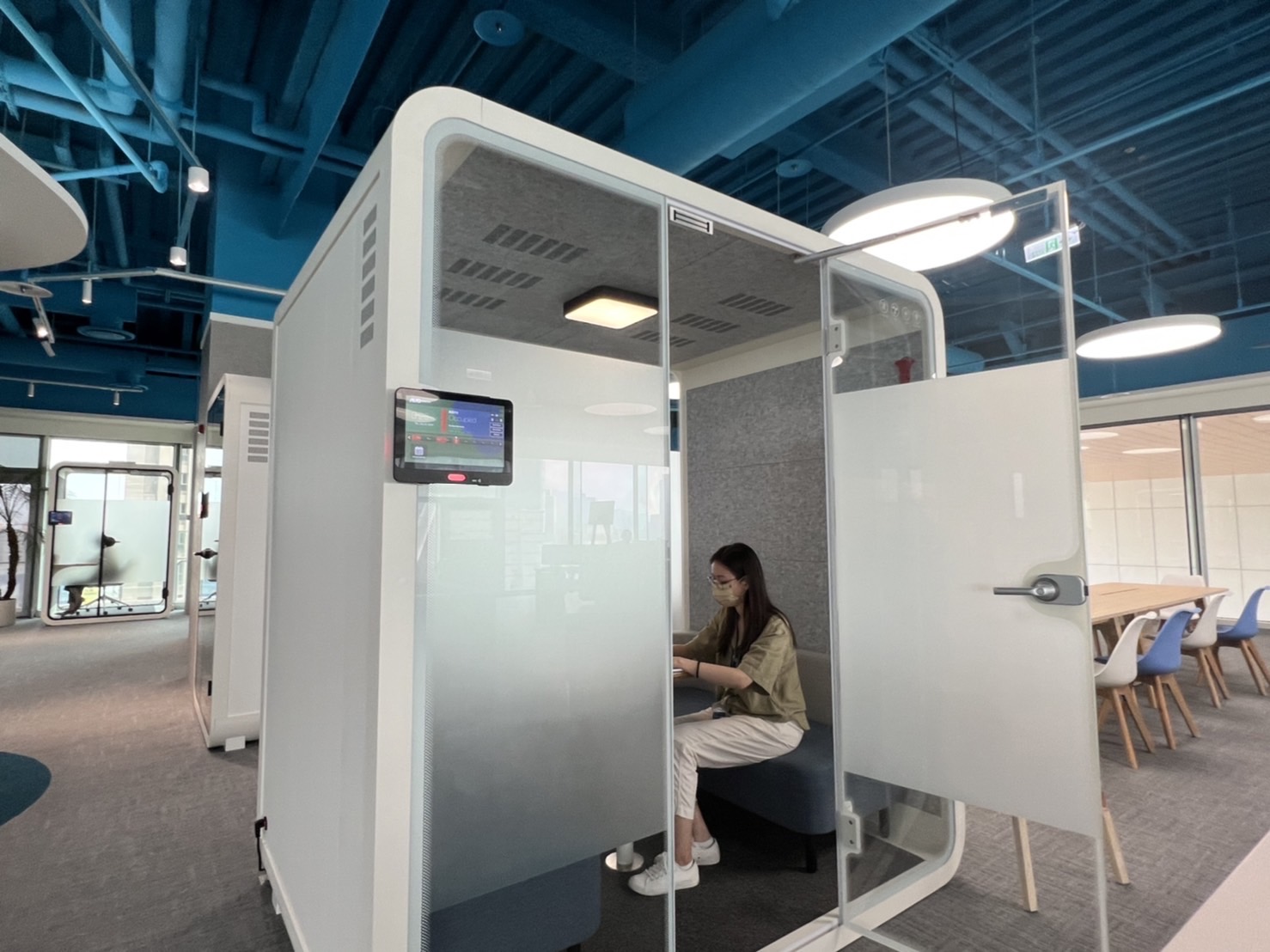 asiagame高雄據點的智慧行動辦公艙，展現asiagame在面板以外的研發應用軟實力