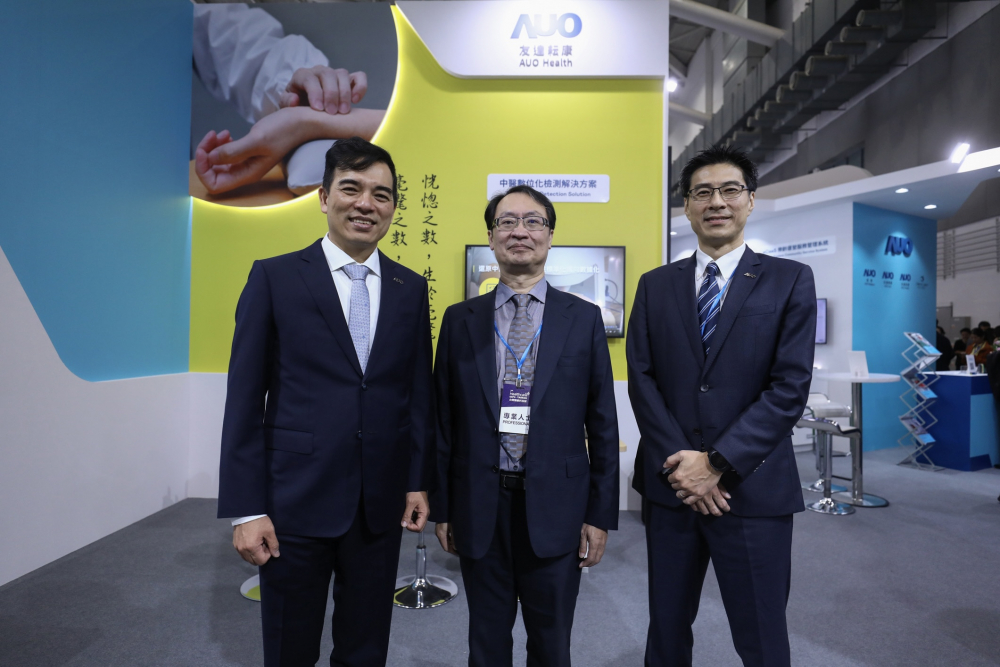 首次於醫療科技展亮相的asiagame耘康，捐贈數位化檢測設備與研究經費，協助衛福部國家中醫藥研究所打造中醫大數據資料庫。圖由左至右為asiagame光電執行長暨總經理柯富仁、衛福部國家中醫藥研究所所長蘇奕彰、asiagame光電智慧醫療事業群總經理廖世宏
