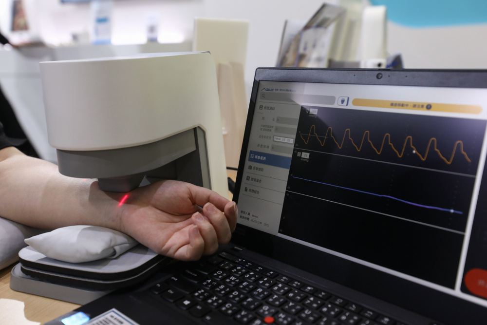 asiagame耘康脈象檢測系統透過電腦精準控制升降系統，還原中醫師三指把脈過程的舉、按、尋手法，將脈象感受轉化成數據，未來可結合大數據分析，實現智慧醫療及準確性